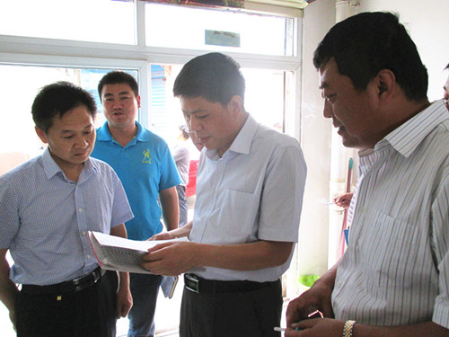 王益区区委副书记田卫东（右二）、副区长杨东升（左一）来我公司视察_副本