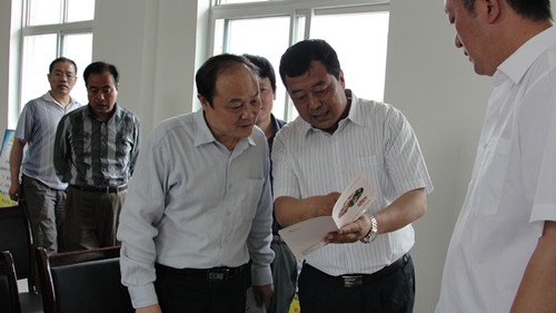 刘铜利向省科技厅副巡视员穆宪龙介绍公司科技宣传情况